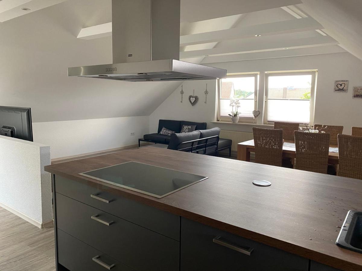 Traumhafte Dachgeschosswohnung เคอนิกสลูทเทอร์ อัม เอล์ม ภายนอก รูปภาพ
