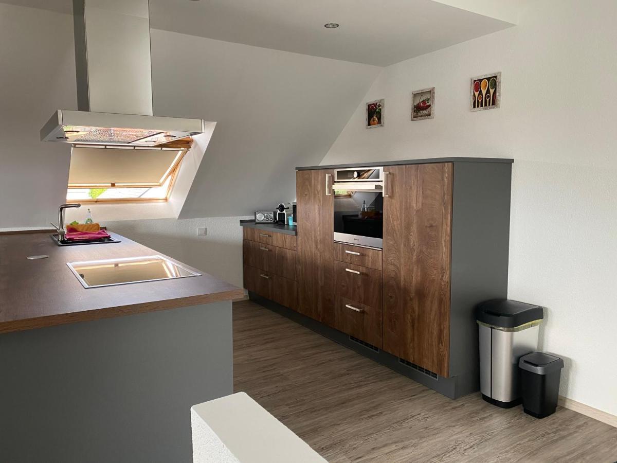 Traumhafte Dachgeschosswohnung เคอนิกสลูทเทอร์ อัม เอล์ม ภายนอก รูปภาพ