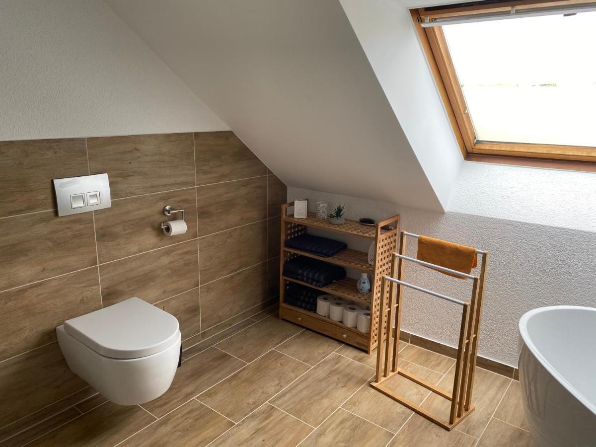 Traumhafte Dachgeschosswohnung เคอนิกสลูทเทอร์ อัม เอล์ม ภายนอก รูปภาพ