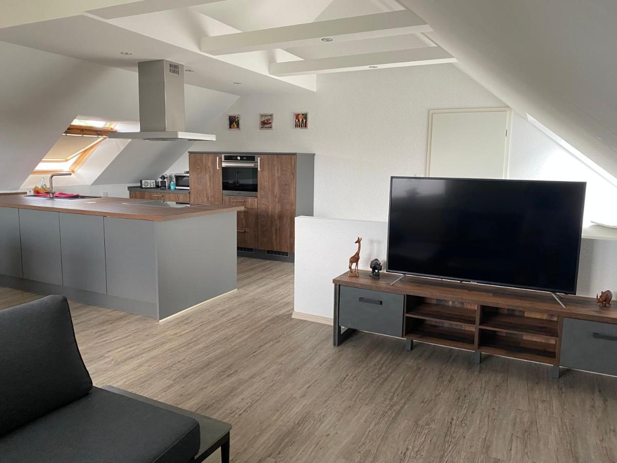 Traumhafte Dachgeschosswohnung เคอนิกสลูทเทอร์ อัม เอล์ม ภายนอก รูปภาพ