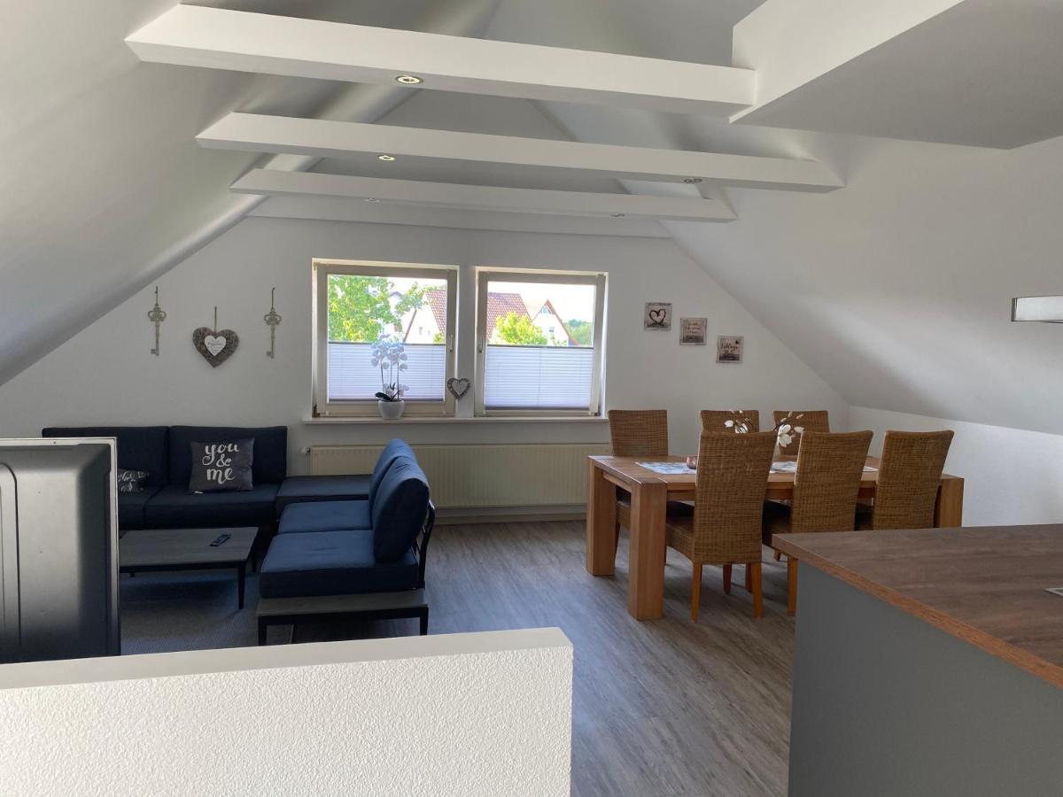 Traumhafte Dachgeschosswohnung เคอนิกสลูทเทอร์ อัม เอล์ม ภายนอก รูปภาพ