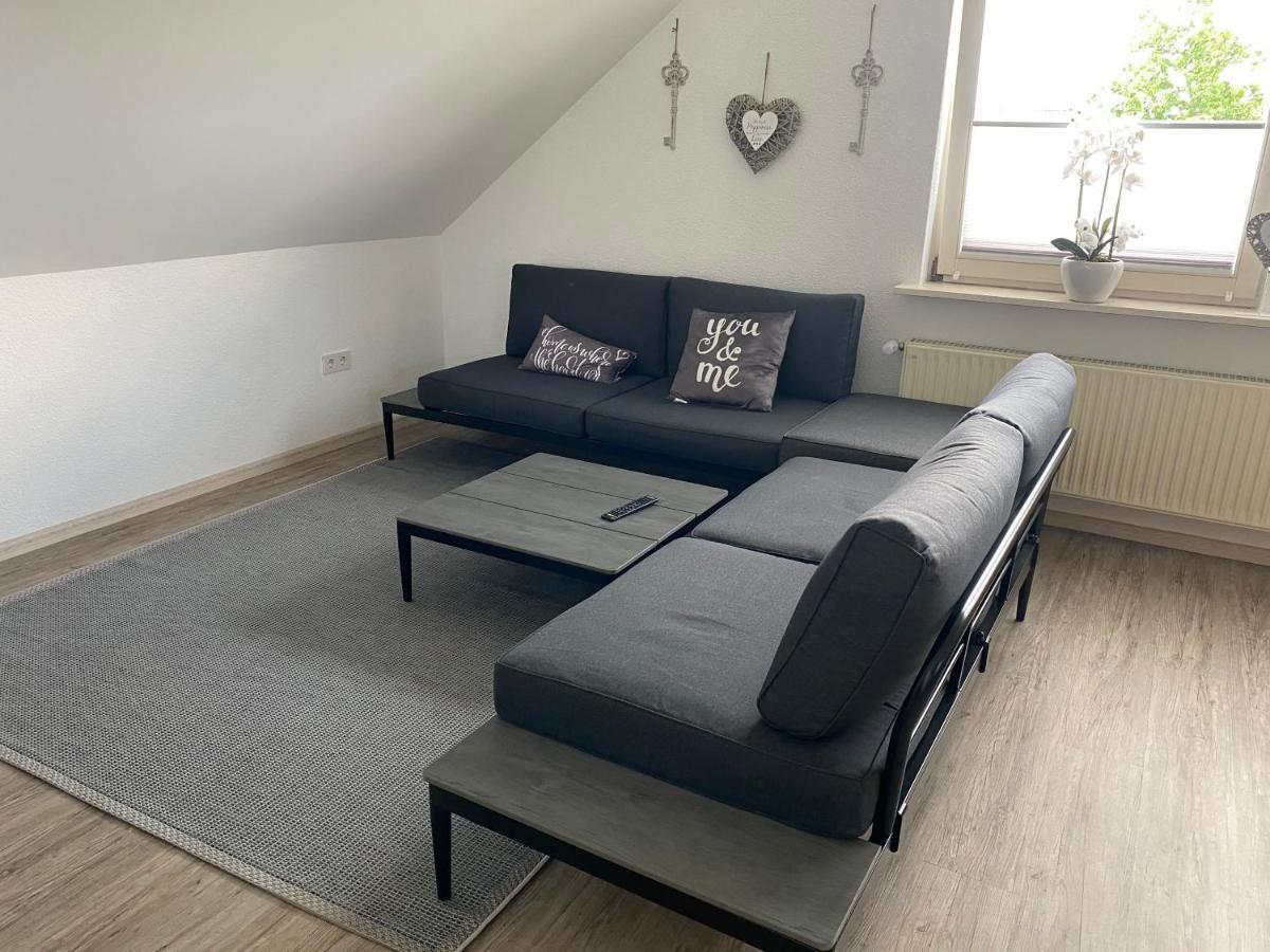 Traumhafte Dachgeschosswohnung เคอนิกสลูทเทอร์ อัม เอล์ม ภายนอก รูปภาพ