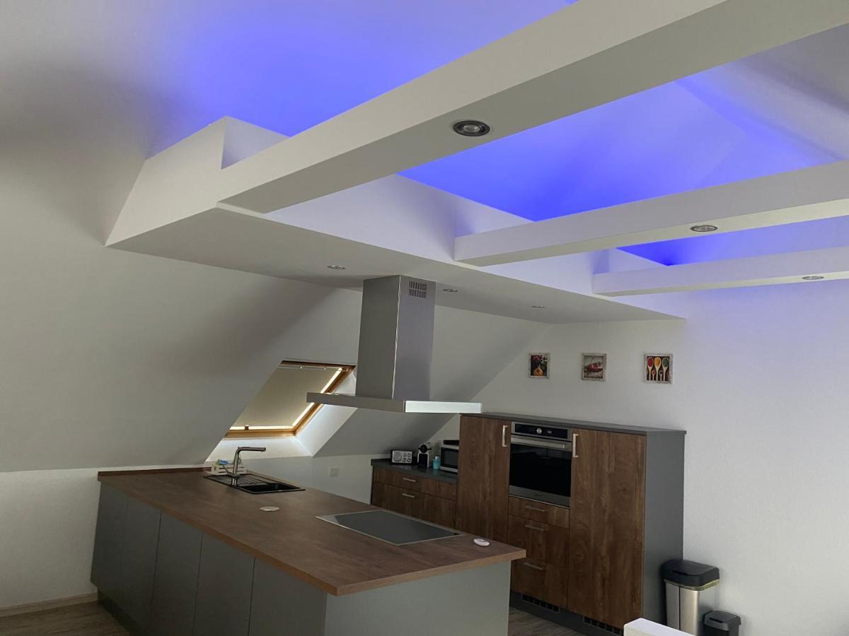 Traumhafte Dachgeschosswohnung เคอนิกสลูทเทอร์ อัม เอล์ม ภายนอก รูปภาพ