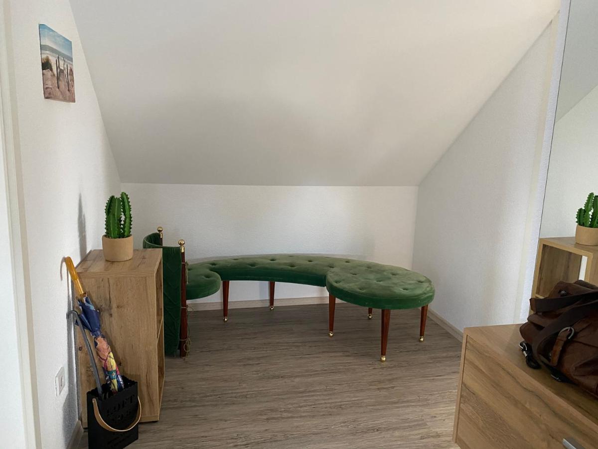 Traumhafte Dachgeschosswohnung เคอนิกสลูทเทอร์ อัม เอล์ม ภายนอก รูปภาพ