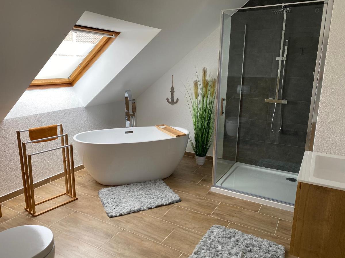 Traumhafte Dachgeschosswohnung เคอนิกสลูทเทอร์ อัม เอล์ม ภายนอก รูปภาพ
