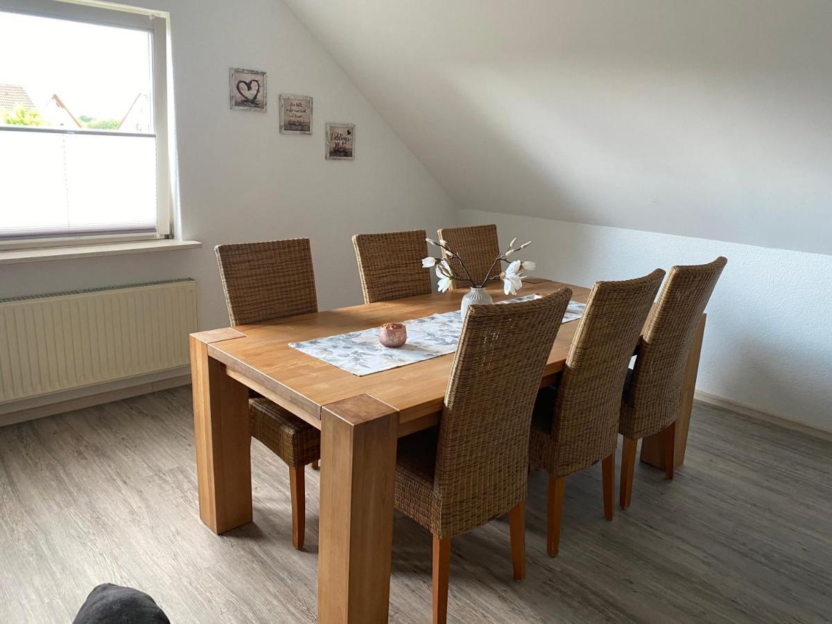 Traumhafte Dachgeschosswohnung เคอนิกสลูทเทอร์ อัม เอล์ม ภายนอก รูปภาพ